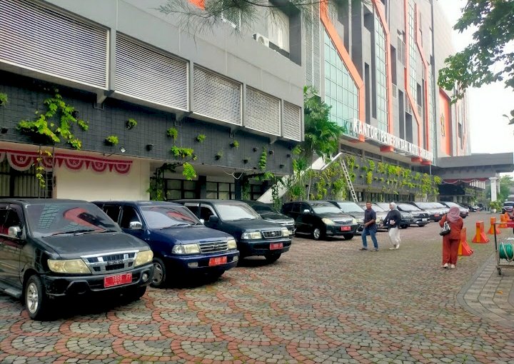 Teks foto: Mobil dinas ASN Pemkot Surabaya/RMOLJatim   