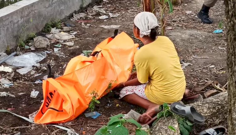 jasad LQ terbaring dan ditunggui Ibunya