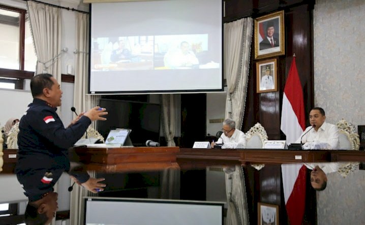 Teks foto: Paparan visi-misi inovasi Kepala DLH Surabaya, Dedik Irianto di ruang sidang wali kota/RMOLJatim