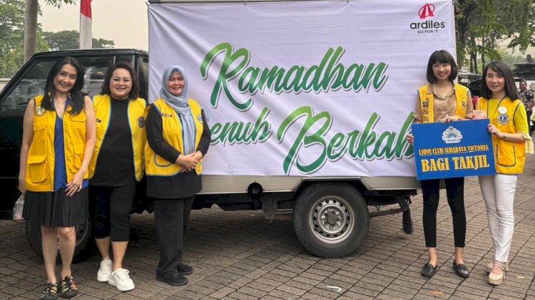 Lions Club Indonesia Victoria bagikan takjil dan sandal gratis 