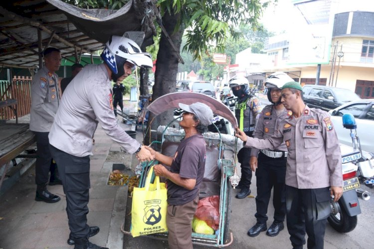 Kapolres Situbondo AKBP Rezi Dharmawan saat membagikan sembako kepada tukang becak/RMOLJatim