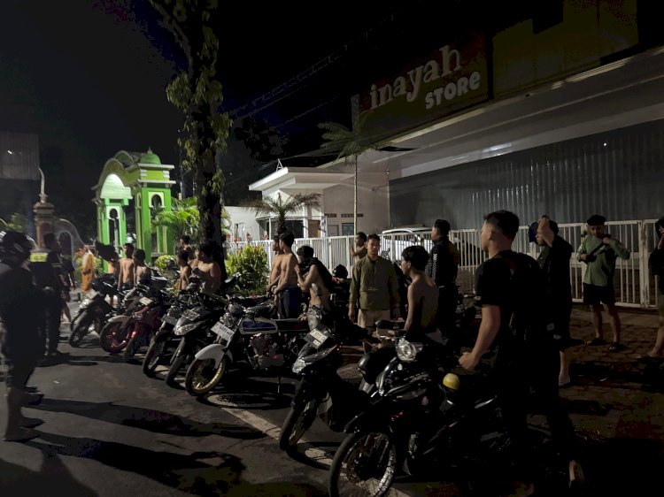 Polisi saat mengamankan aksi balap liar. ist
