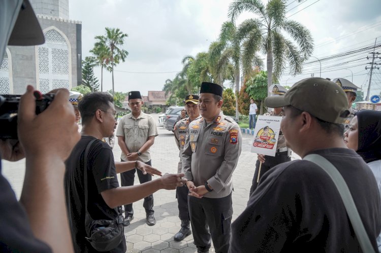 Kapolres saat sosialisasi di pintu tol Jombang   