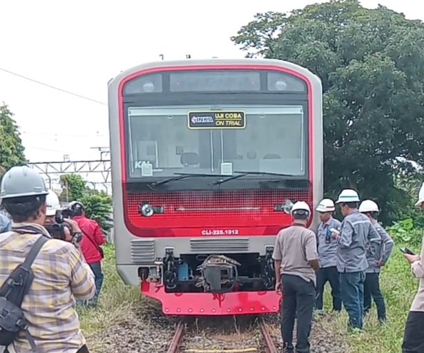 KRL Jabodetabek produksi INKA saat uji coba di perlintasan Solo/RMOLJatim