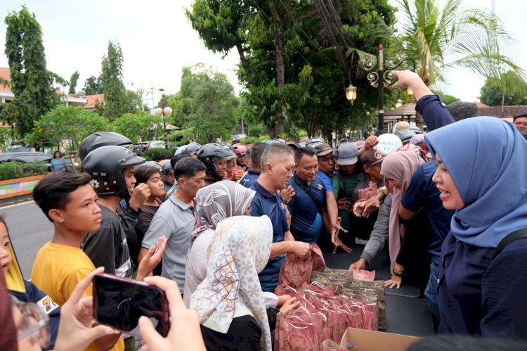 Para Bintara PK Angkatan 1996 TNI AD, yang dikenal dengan nama SENAPATI gelar bagi takjil di stadion Wilis Madiun/ist