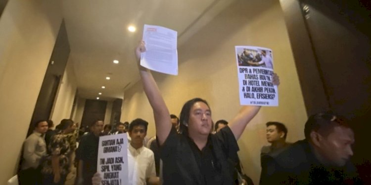 Koalisi Masyarakat Sipil Reformasi Sektor Keamanan menggeruduk ruang rapat Panitia Kerja (Panja) Revisi UU TNI di Hotel Fairmont, Jakarta Pusat/Ist