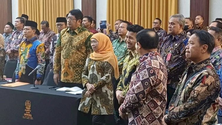 Gubernur Jawa Timur Khofifah Indar Parawansa memimpin High Level Meeting (HLM) Tim Pengendalian Inflasi Daerah (TPID) di Gedung Negara Grahadi, Senin (17/3/2025). 