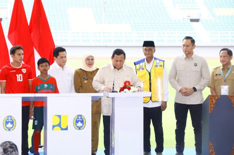 Khofifah mendampingi Presiden Prabowo meresmikan 17 stadion di Delta Sidoarjo/ist