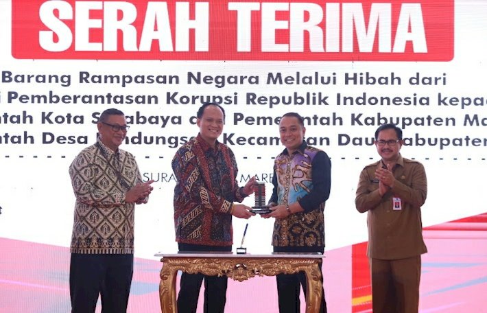 Teks foto: Wali Kota Eri menerima barang rampasan negara dari Mungki Hadipratikto/RMOLJatim