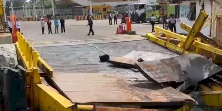 Kondisi dermaga eksekutif di Pelabuhan Merak akibat benturan tertabrak KM Portlink III/Ist