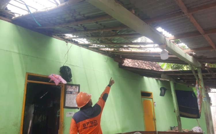 Rumah warga Situbondo rusak akibat angin kencang/ist