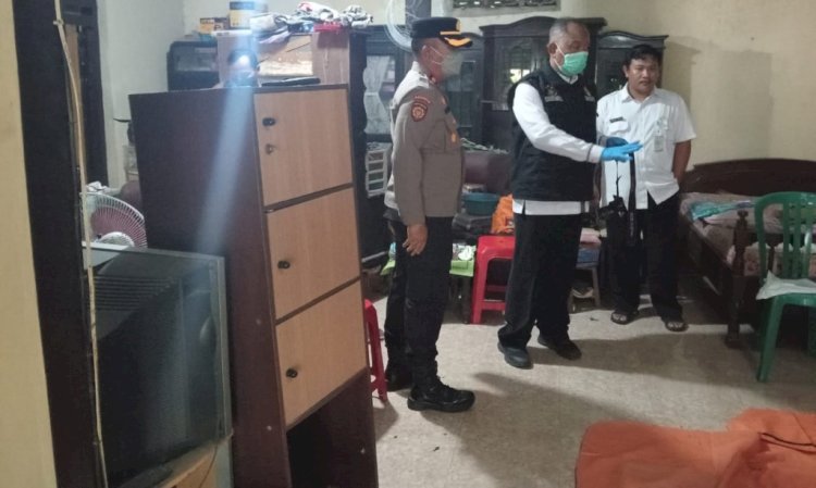 Petugas saat melakukan pemeriksaan awal temuan jenazah/ist