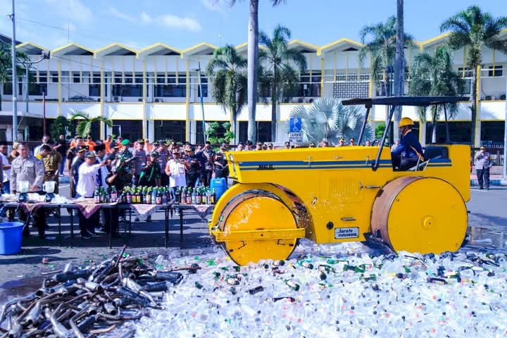 Gelar pasukan dan pemusnahan barang bukti di depan Kantor Pemkab Jember, di jalan Sudarman/RMOLJatim