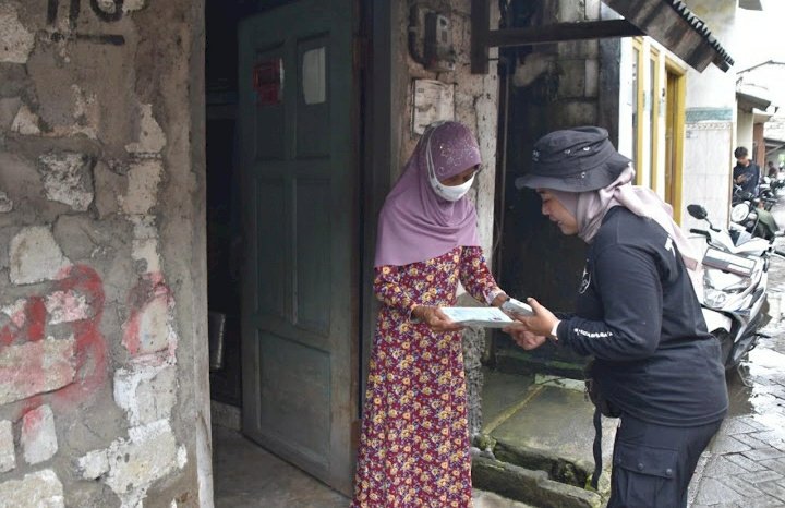 Teks foto: Satpol PP Surabaya memberikan surat peringatan pembongkaran bangunan/RMOLJatim