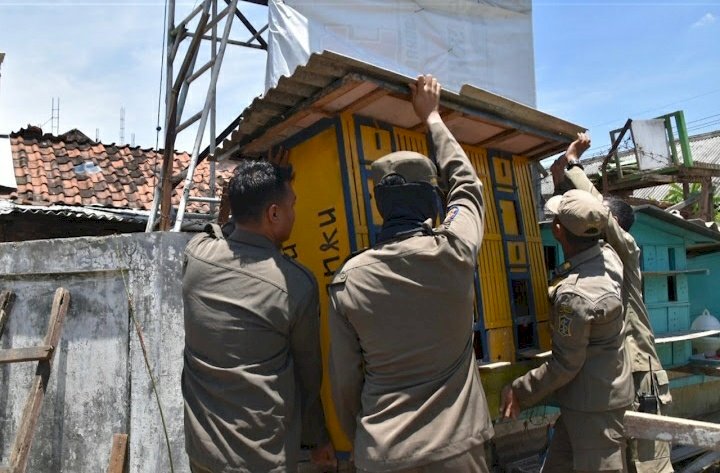 Teks foto: Satpol PP Surabaya tertibkan bekupon/RMOLJatim