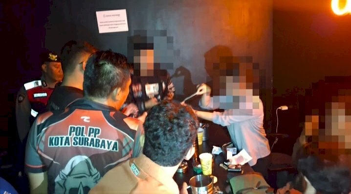Satpol PP Surabaya menyita puluhan botol miras/RMOLJatim