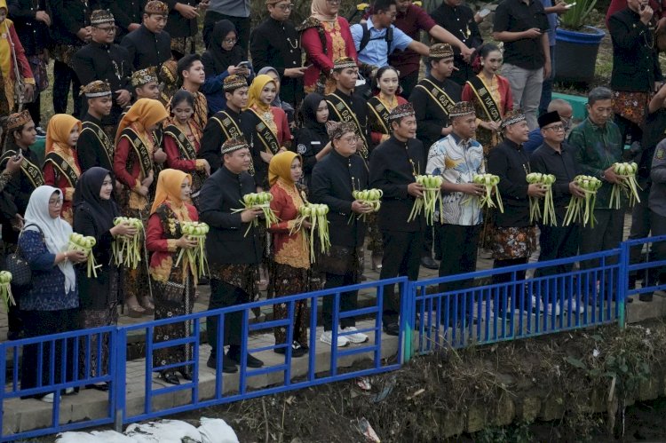 Larung Tirta Amerta di sungai Ngotok Mojokerto anak sungai Brantas/ist