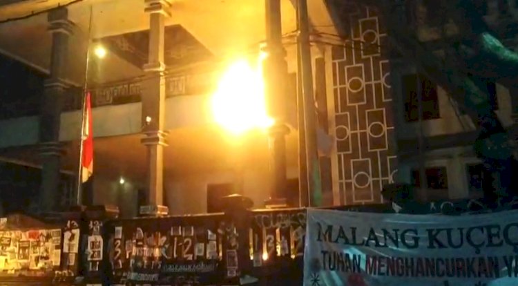 Gedung DPRD Kota Malang nampak terbakar saat demo berlangsung/RMOLJatim   