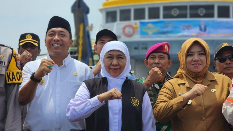 Gubernur Jawa Timur Khofifah Indar Parawansa bersama Bupati Situbondo Yusuf Rio Wahyu Prayogo, Wakil Bupati Ulfiyah serta dinas terkait saat memantau angkutan mudik geratis di pelabuhan Jangkar/Ist