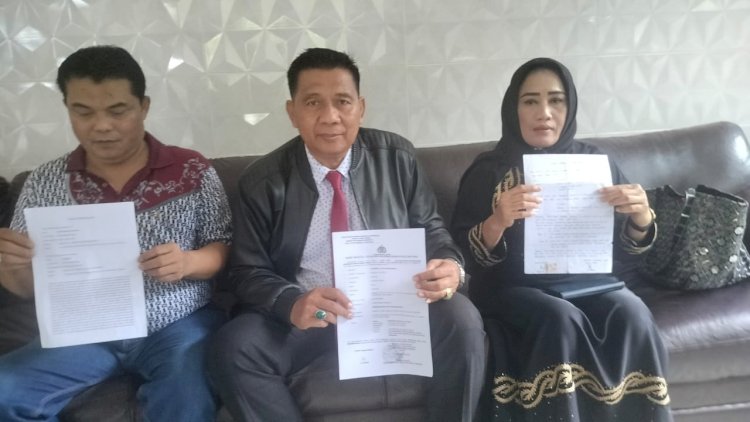 Advokat Suprat, SH, MH bersama Pelapor (kanan) dan istrinya/Ist