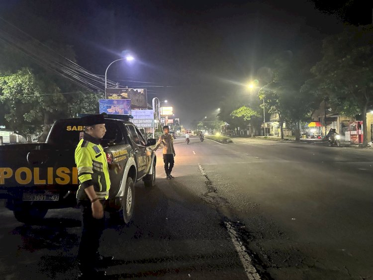 Caption. Anggota Satsamapta Polres Situbondo saat melaksanakan Patroli Biru di berbagai titik strategis di wilayah hukum Polres Situbondo. (RMOLJatim
