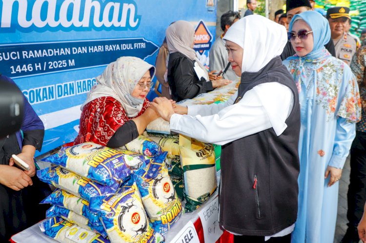Gubernur Khofifah saat meninjau pasar pangan murah Ramadan di Surabaya/Ist