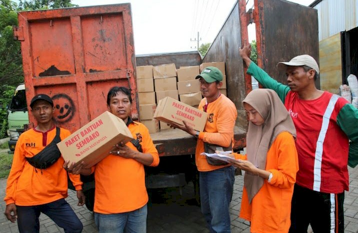 Satgas DLH Surabaya menerima bingkisan sembako Ramadan dari Mayapada Group/RMOLJatim