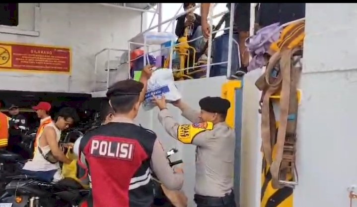 Polisi membantu mengangkat barang para pemudik di pelabuhan Jangkar Situbondo/Ist