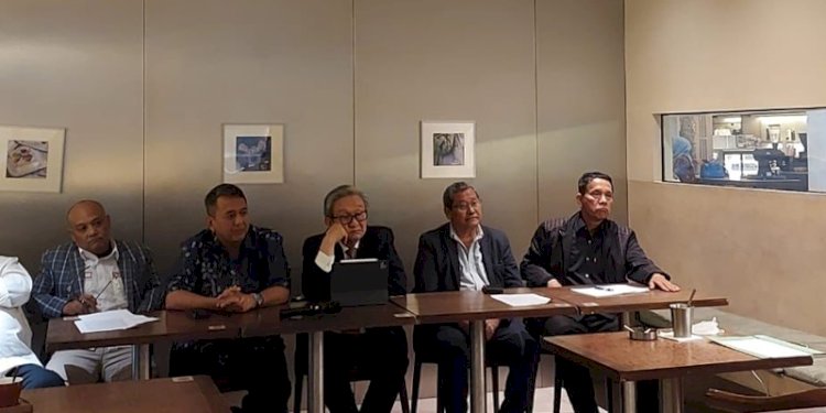 Kuasa hukum Hasto Kristiyanto, Maqdir Ismail (tengah) saat jumpa pers di kawasan Menteng, Jakarta, Rabu 26 Maret 2025/RMOL