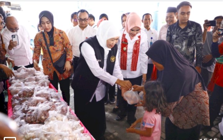 Khofifah Indar Parawansa meninjau Pasar Pangan Murah Ramadhan di Sidoarjo/Ist