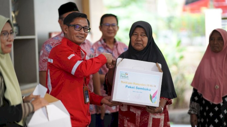 Dwi Juli Harsono saat menyerahkan paket sembako kepada warga/Ist