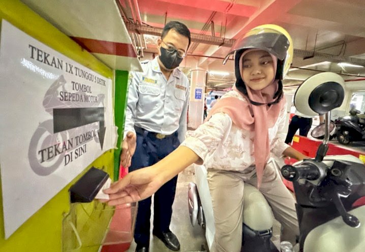 Memfasilitasi warga parkir/RM