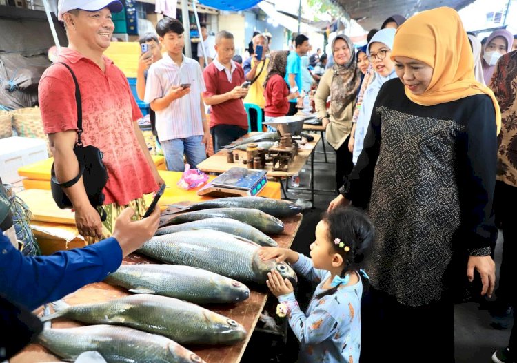 Gubernur Khofifah dan cucu mengunjungi pasar bandeng/Ist