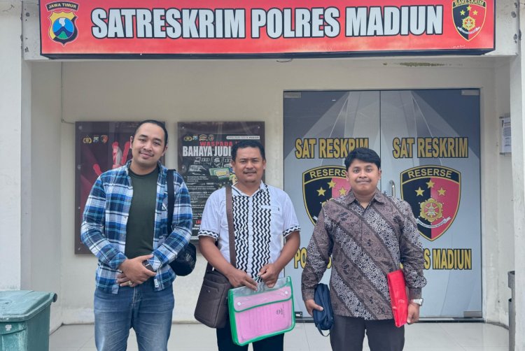 Nurwakit (tengah) usai melaporkan Owner Prabu Motor ke Polres Madiun/ist