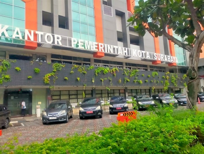 Teks foto: Kendaraan dinas terparkir di halaman belakang balai kota Surabaya/RMOLJatim   