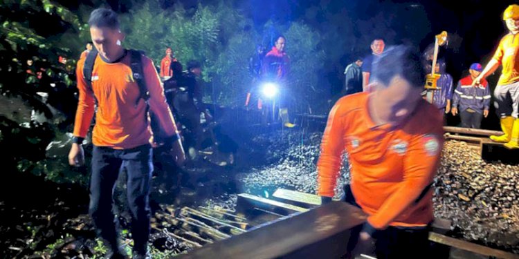 Perbaikan bantalan rel kereta api akibat longsor di wilayah Manonjaya, Kabupaten Tasikmalaya, Jawa Barat, Jumat malam 28 Maret 2025/RMOLJabar