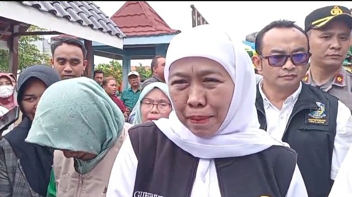 Keterangan foto : Gubernur Jatim Khofifah Indar Parawansa saat memberikan keterangan usai kunjungi operasi pasar pangan murah Ramadan di kabupaten Madiun/RMOLJatim