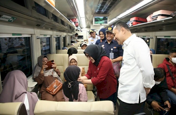 Teks foto: Eri Cahyadi bersama Rini Indriyani meninjau pemudik berangkat dari stasiun gubeng Surabaya/RMOLJatim   