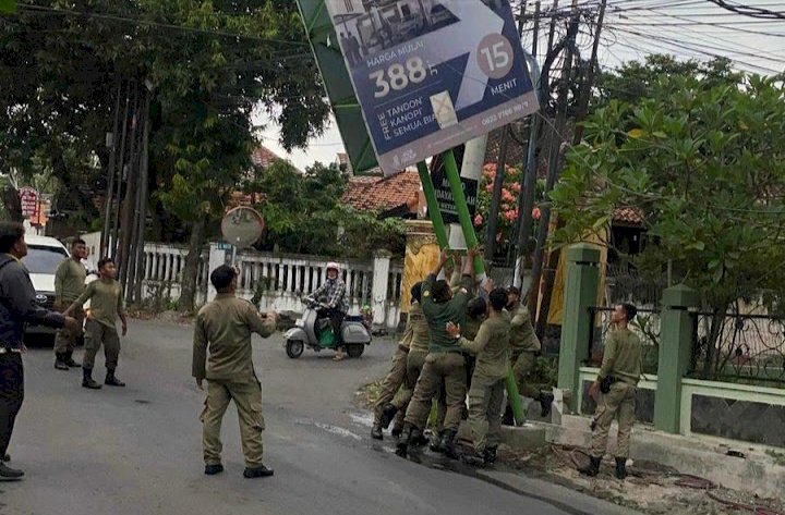 Satpol PP Kota Surabaya menertibkan reklame ilegal/RMOLJatim