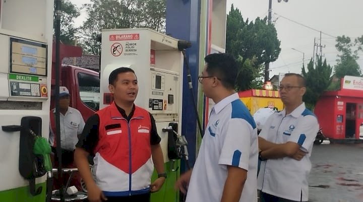 Ketua DPC Hiswana Migas Wilayah Besuki, Ikbal Wilda Fardana saat mengecek sejumlah SPBU di Jember/Ist
