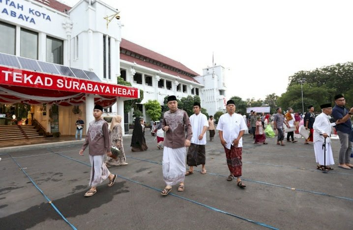 Teks foto: Wali Kota Eri usai menjalankan Salat Idulfitri di Balai Kota Surabaya/ist