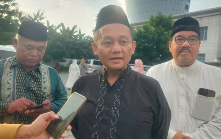 Ketua DPD Golkar Jatim Sarmuji usai khutbah Idul Fitri di Masjid Mujahidin/ist