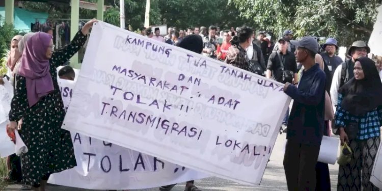Spanduk tolak transmigrasi lokal di Rempang/Net