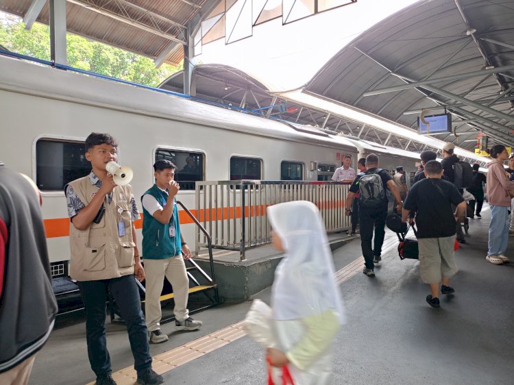 para relawan membantu kelancaran arus mudik 
