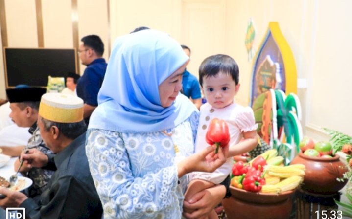 Khofifah menggendong bocah saat open house/Ist