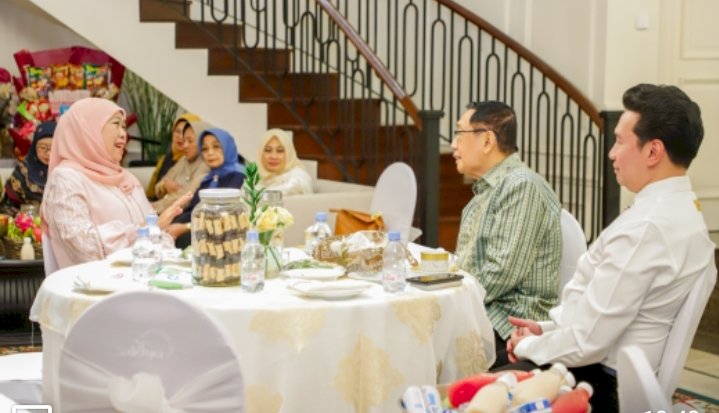 Khofifah berdiskusi dengan Bos Maspion Alim Markus/Ist