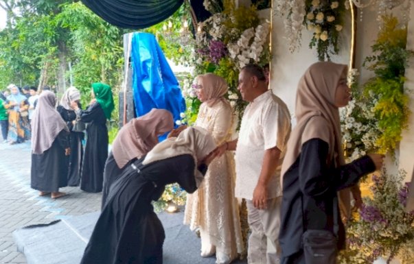 Hj Mimik Idayana didampingi suami menyambut warga di acara Open House/Ist