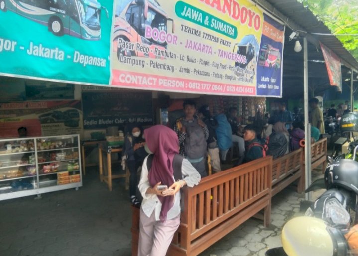 Pemudik yang memadati terminal Puroboyo kota Madiun sedang menunggu mencari makan di Angkringan/ist