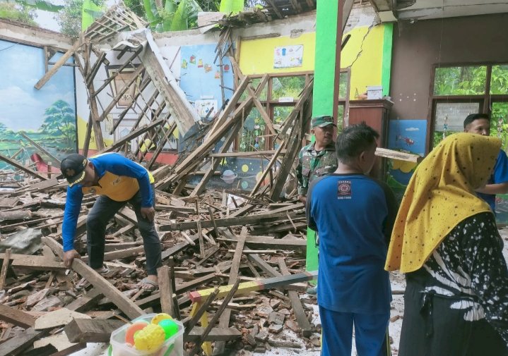 Gedung TK PGRI 14 di Desa Tlogosari, Sumbermalang, Situbondo usai ambruk/Ist