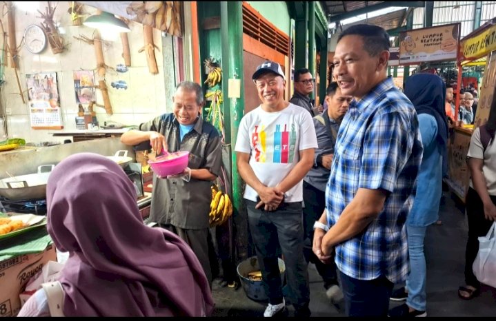 Wali Kota Malang Wahyu Hidayat (kanan memakai baju kotak-kotak) saat meninjau keadaan pasar/Ist
